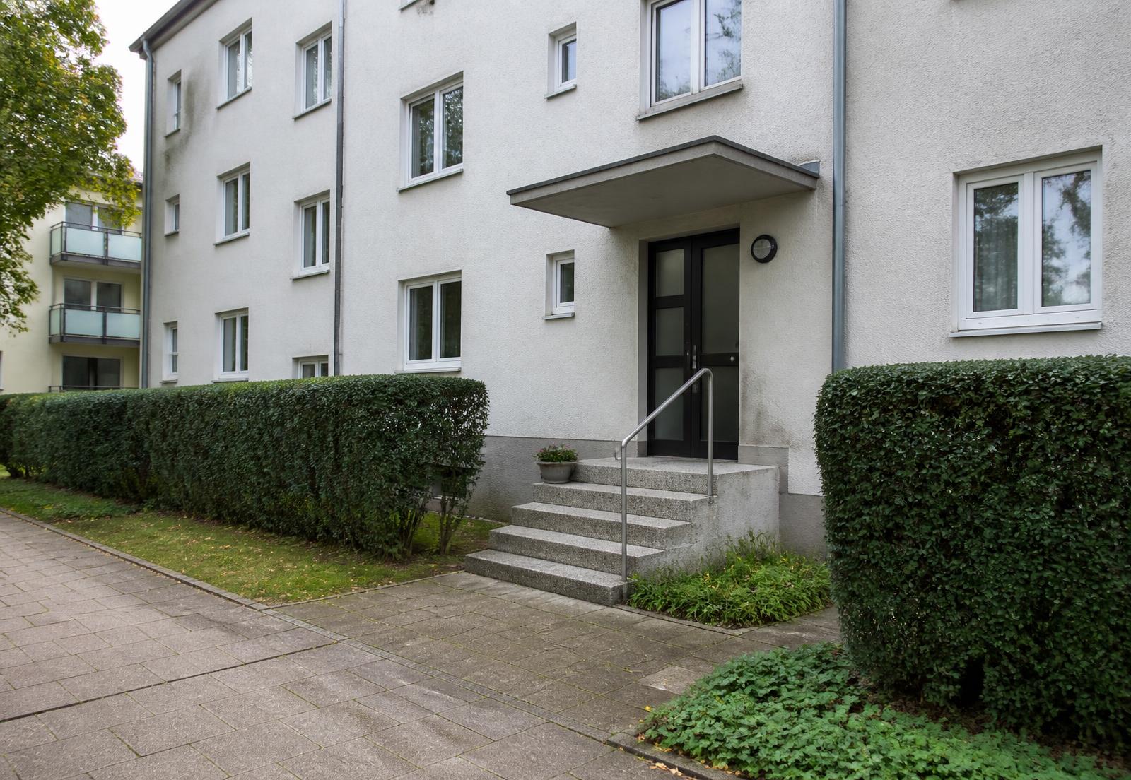 Gepflegtes Mehrfamilienhaus mit sauberem Hauseingang in München
