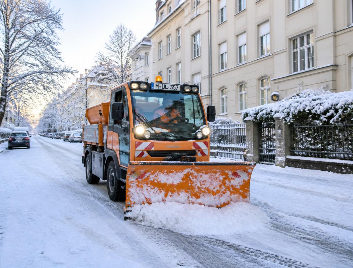 Winterdienst in München: Räumfahrzeug räumt Schnee auf einer Wohnstraße